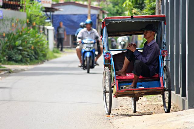 Fotografi Jalanan Mengajarkan Bersyukur - Tukang Becak Menunggu Penumpang