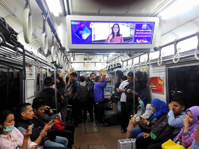Photo of The Day - Ajang Lomba Foto Mingguan di Commuter Line Yang Bikin Bete Seorang Pemakai DSLR