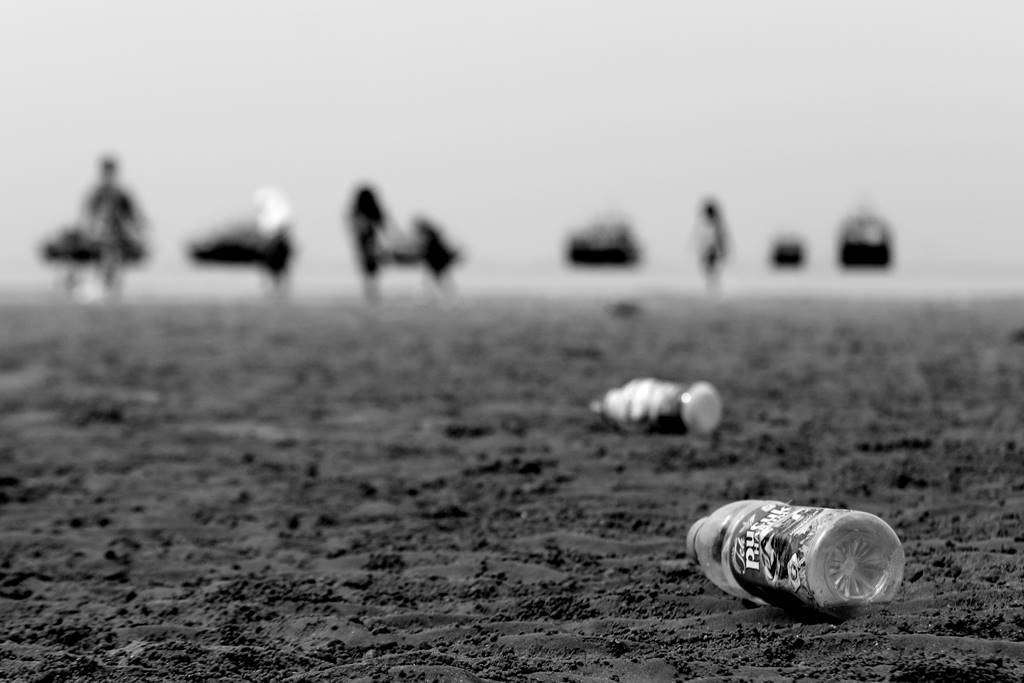 [Foto] Sampah Botol Plastik Di Pantai Kartini Rembang
