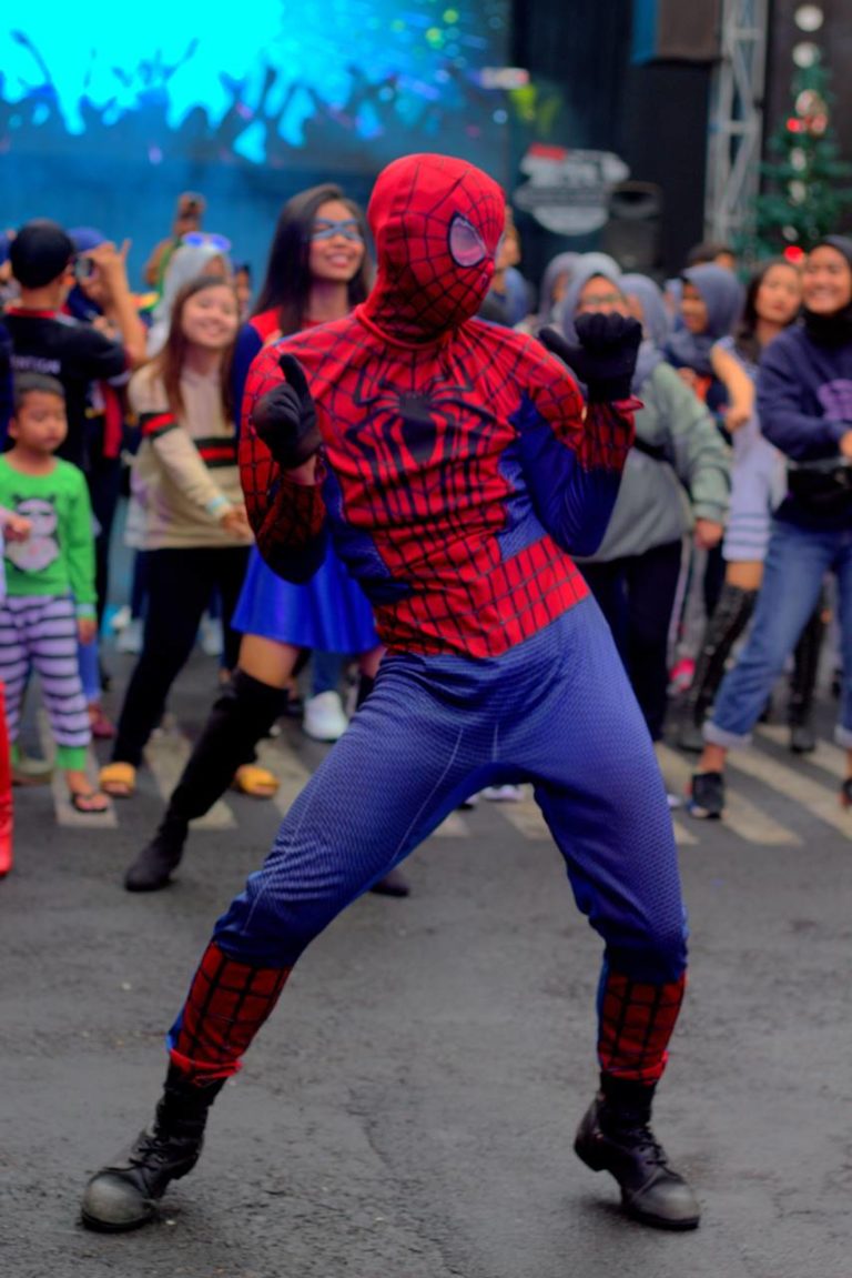 Spiderman Terpergok Asyik Joget Di Museum Angkut Yogyakarta