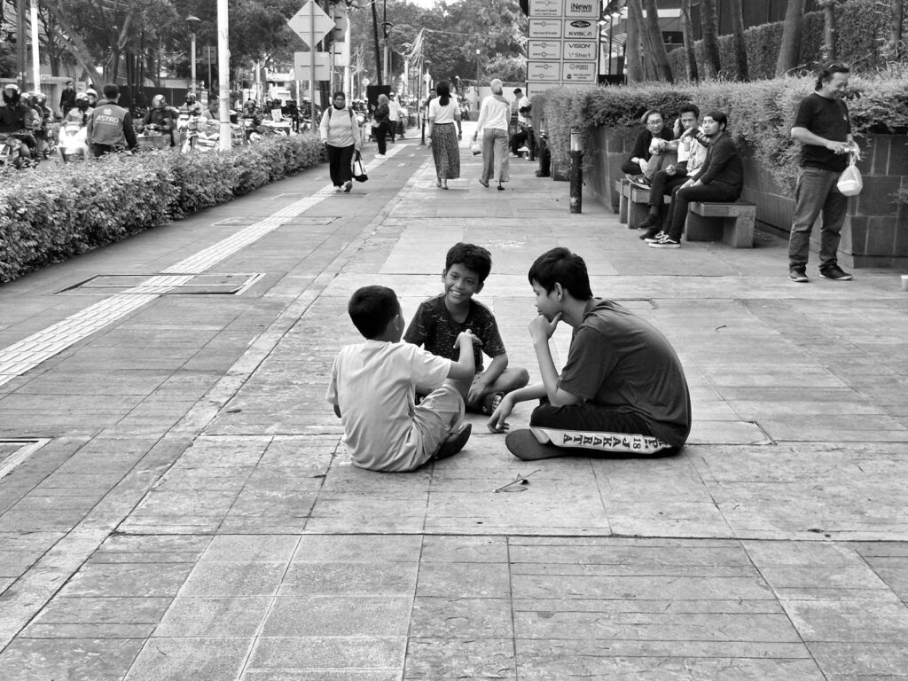 Dunia Milik Bertiga - Jalan Wahid Hasyim Jakarta